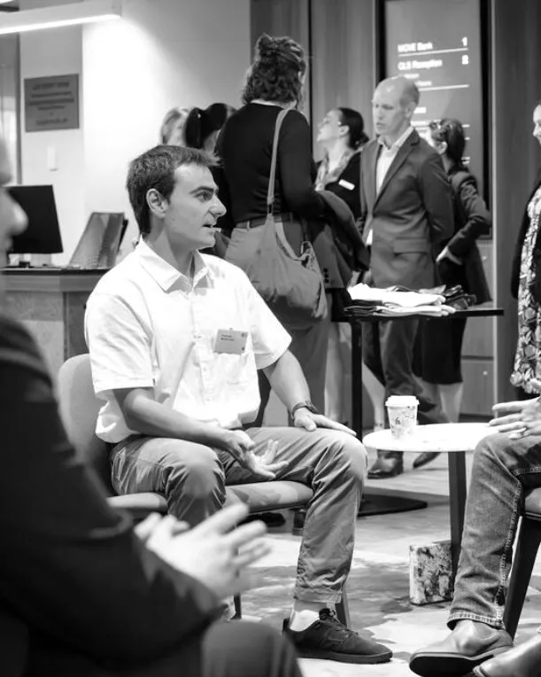 Fernando Munita conversando en un evento profesional en Brisbane, Australia